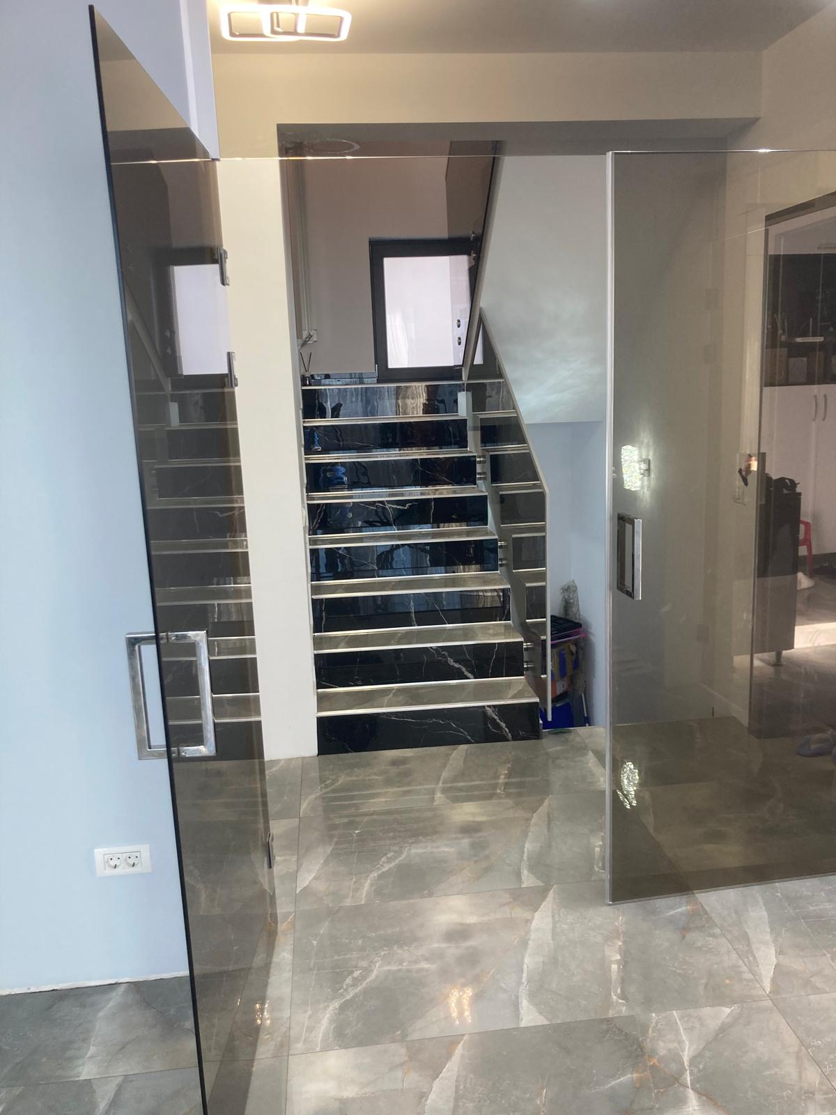 Ușă batantă sticlă